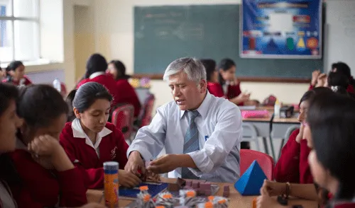 El docente no solo imparte conocimientos, sino que también actúa como un modelo a seguir. Foto: Difusión docentes