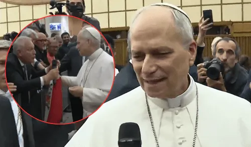 El Papa León XIV durante su primera audiencia con la prensa internacional, donde envió un mensaje a los periodistas del Perú. | Foto: Canal N. Papa León XIV saluda a periodistas en el Aula Pablo VI durante su primera audiencia con la prensa internacional.