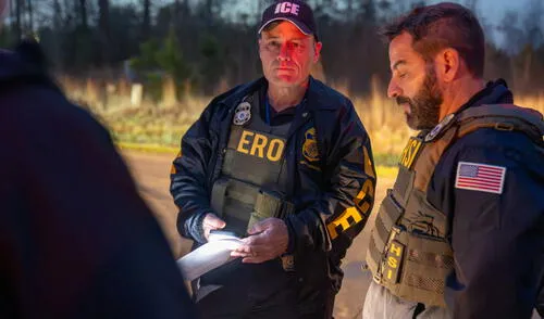 ImmigrationOS, de ICE, utiliza tecnología avanzada para rastrear inmigrantes, y genera preocupaciones sobre privacidad.