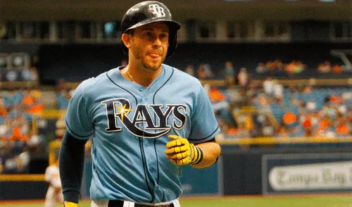 Evan Longoria jugó diez temporadas con los Tampa Bay Rays. Evan Longoria jugó diez temporadas con los Tampa Bay Rays.
