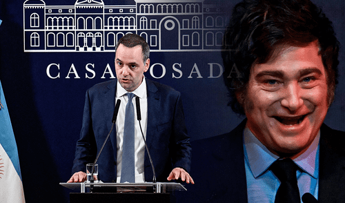 El vocero Manuel Adorni explicó que la medida se instrumentará en dos etapas. Foto: Composición LR/AFP. Gobierno de Milei anuncia la eliminación de aranceles para la importación de teléfonos celulares en Argentina