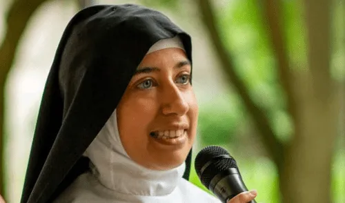 Aline denuncia un sistema de machismo dentro de la Iglesia Católica que afecta a mujeres jóvenes y atractivas. Foto: Folha de S.Paulo Aline denuncia un sistema de machismo dentro de la Iglesia Católica que afecta a mujeres jóvenes y atractivas.