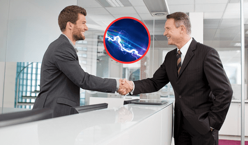 Personas que pasan electricidad de un cuerpo a otro Foto: El confidencial / Composición LR