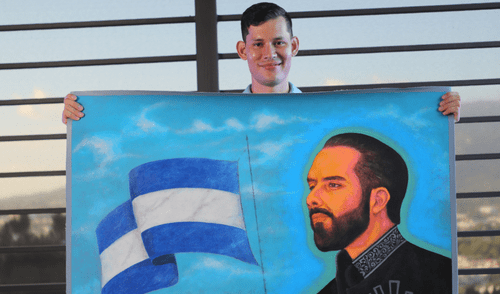 Viaja hasta El Salvador para entregar pintura de Nayib Bukele. Foto: Jarvyn Muñoz/Diario El Salvador