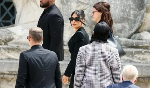 Kim Kardashian se presentó ante tribunal francés sobre robo en París e 2006.