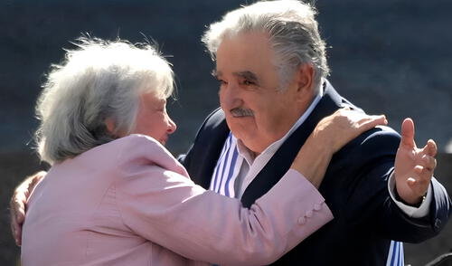 "El amor es una pasión", decía José “Pepe” Mujica al referirse a su esposa. Foto: AFP La vez que José “Pepe” Mujica dio un contundente mensaje a los jóvenes sobre el amor: “Una dulce costumbre”