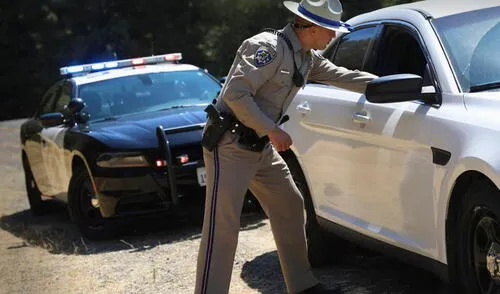 Para verificar si tienes multas pendientes en California, puedes visitar el sitio web de la corte local donde se emitió la infracción.