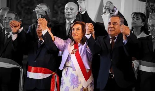 Dina Boluarte tras juramento de nuevos ministros con Eduardo Arana y Gustavo Adrianzén de la mano.