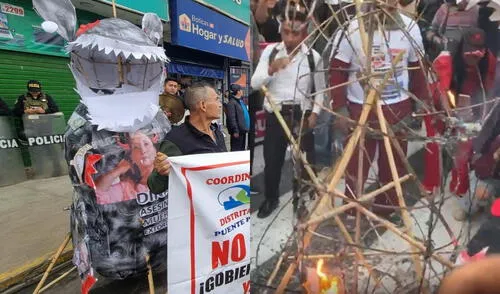 Antorcha quemada muestra el descontento de la población frente al Ejecutivo y Legislativo. Foto: Composición LR Antorcha quemada muestra el descontento de la población frente al Ejecutivo y Legislativo. Foto: Composición LR