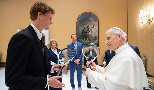 Jannik Sinner le obsequió a León XIV una raqueta similar a la que él utiliza. Foto: AFP