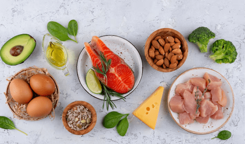 La vitamina B12 es esencial para diversas funciones del organismo, incluyendo la formación de glóbulos rojos y la protección de las fibras nerviosas. Foto: FreePik