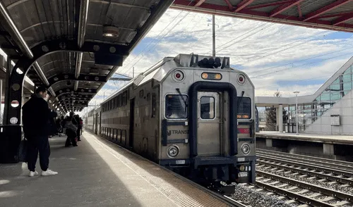 Viajeros en Nueva Jersey enfrentarían caos si NJ Transit suspende trenes el viernes.