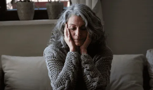 El desacuerdo surge cuando la madre de los menores critica la decisión de su madre, calificándola de egoísta por no priorizar a la familia.