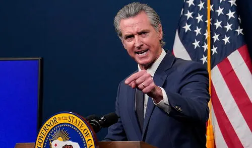 Gavin Newsom firma ley en California que prohíbe exigir licencia de conducir como requisito laboral.