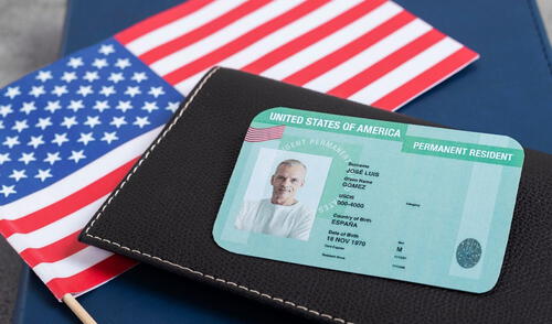 La Green Card permite a inmigrantes vivir y trabajar en Estados Unidos. La Green Card permite a inmigrantes vivir y trabajar en Estados Unidos.