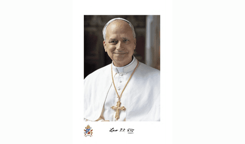 El Vaticano ha revelado la foto oficial del nuevo papa, León XIV, que incluye su firma en latín y la cruz relicario que lo acompaña. Foto: Vatican Media