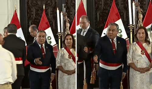 Gustavo Adrianzén quedó con la mano extendida durante el saludo previo a la foto oficial de su último Gabinete en Palacio de Gobierno. | Foto: TV Perú. Gustavo Adrianzén con la mano extendida sin recibir saludo de ministros durante foto oficial en Palacio.