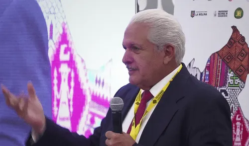 Gustavo Mohme dando discurso en el cierre del evento Tejiendo Ciudadanía, organizado con apoyo del PNUD y entidades académicas.