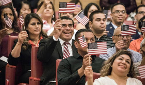 Obtener la ciudadanía americana es un objetivo para residentes permanentes en EE.UU. Obtener la ciudadanía americana es un objetivo para residentes permanentes en EE.UU.