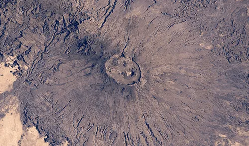 En el norte del Chad, el pico más alto del desierto del Sahara está coronado por una capa de sal, no de nieve.