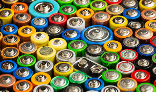 Acumular pilas usadas puede ser peligroso para el medio ambiente. Con creatividad, se pueden convertir en decoraciones únicas que embellecen el hogar y fomentan el reciclaje. Foto: FreePik