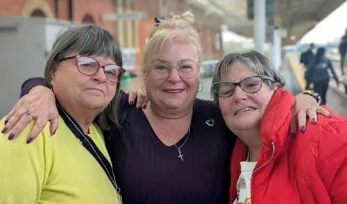 Las hermanas fueron entregadas en adopción fuera de su voluntad. Foto: composición LR/X Las hermanas fueron entregadas en adopción fuera de su voluntad.