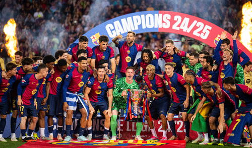 Ter Stegen levanta el trofeo de LaLiga española. LaLiga