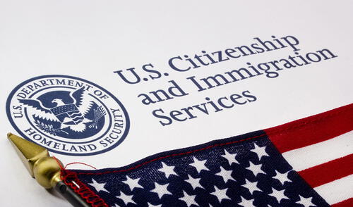 Los empleadores deben completar el formulario I-9 de USCIS.