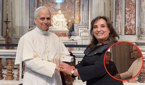 Dina Boluarte y el incómodo momento que pasó el Papa León XIV con su apretón de manos. Foto: Presidencia Dina Boluarte y el incómodo momento que pasó el Papa León XIV con su apretón de manos.