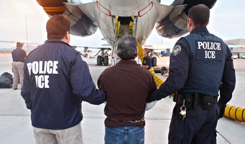 Texas refuerza controles migratorios y exige a inmigrantes portar documento que acredite su estatus legal para evitar ser deportados.