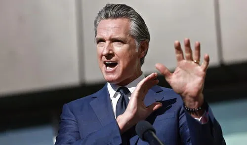 Gavin Newsom firma la Ley SB 1100 en California, que limita la exigencia de licencia de conducir en ofertas de trabajo. Gavin Newsom firma la Ley SB 1100 en California, que limita la exigencia de licencia de conducir en ofertas de trabajo.