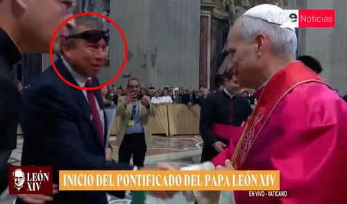 Hernández Gaviria se convirtió en el centro de la controversia al aparecer con lentes en la cara para saludar al papa León XIV. Foto: X/ @MigSalino Hernández Gaviria se convirtió en el centro de la controversia al aparecer con lentes en la cara para saludar al papa León XIV.