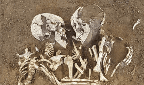 A pesar de su antigüedad, la falta de violencia en sus esqueletos mantiene vigente el enigma de Valdaro. Foto: Dagmar Hollmann A pesar de su antigüedad, la falta de violencia en sus esqueletos mantiene vigente el enigma de Valdaro.