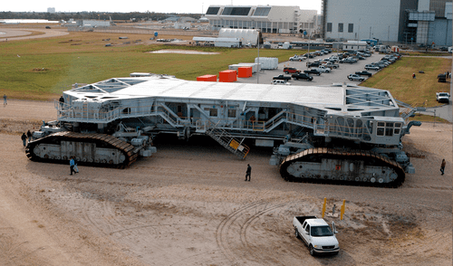 El Crawler Transporter de la NASA es un vehículo de orugas construido en los años 60 y que aún se utiliza en misiones espaciales.