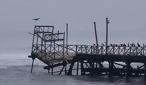 Visitantes registran colapso del muelle de Huanchaco. Foto: Difusión Visitantes registran colapso del muelle de Huanchaco. Foto: Difusión