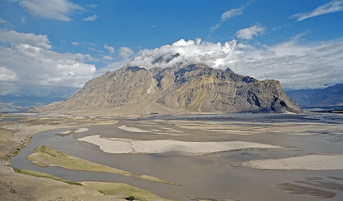 El gobierno local enfrenta la minería ilegal en la zona, con acciones para limitar su avance, mientras se enfatiza la importancia y el potencial geológico del río Indo.