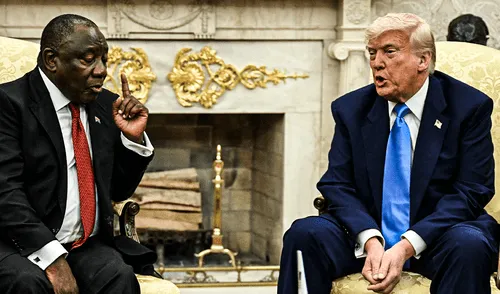 Trump intensificó sus acusaciones al afirmar que el gobierno de Sudáfrica permite la confiscación de tierras de agricultores blancos. Foto: AFP. Donald Trump sorprende y confronta al presidente de Sudáfrica con videos relacionados a posibles genocidios en el país