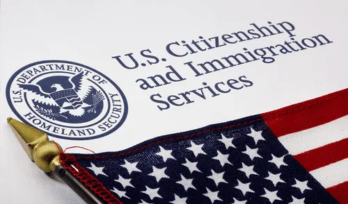 USCIS endurece el proceso: más filtros y demoras para parejas inmigrantes.