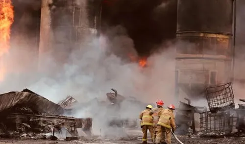 Más de 80 personas intentan sofocar incendio en empresa de hidrocarburos en Cadereyta. Más de 80 personas intentan sofocar incendio en empresa de hidrocarburos en Cadereyta.