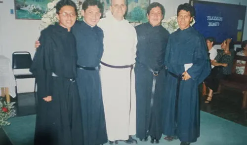 Robert Prevost con seminaristas. Trujillo,1999. Foto: EGV.