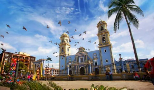 Catedral de la Inmaculada Concepción, ícono del pueblo mágico. Vista del centro histórico de Córdoba, joya colonial de Veracruz.