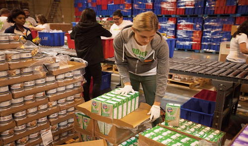 Recortes presupuestarios del DOGE afectan a los bancos de alimentos de Florida.