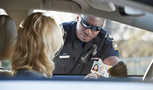Gavin Newsom firma en California ley que endurece sanciones por carreras ilegales.