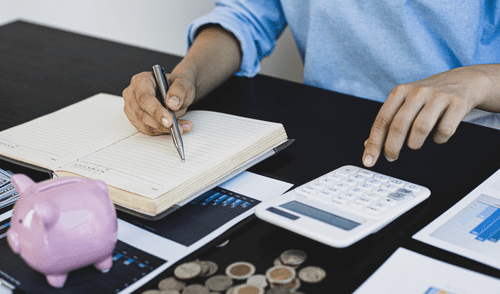 Depósito a plazo fijo permite ganar intereses a cambio de mantener tu dinero sin retirar durante un período acordado.