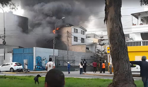 Se reportó un feroz siniestro en el distrito de Ate Vitarte. Foto: Composición LR/Difusión Se reportó un feroz siniestro en el distrito de Ate Vitarte. Foto: Composición LR/Difusión