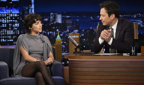 Isabela Merced en entrevista con Jimmy Fallon.