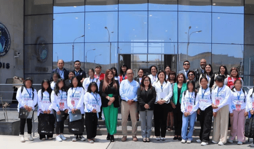 Dirigido a estudiantes de 11 a 16 años, el programa incluye clases, talleres, y una experiencia educativa en EE. UU. Foto: Facebook/Huarmis Space