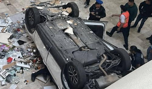 Accidente en centro comercial de CDMX dejó herida a la conductora del auto.