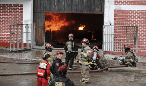 Incendio código 3 se registra en Villa El Salvador: se oyen explosiones y hay riesgo de expansión a viviendas. Foto: Marco Cotrina / La República