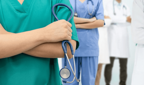 El caso ha generado un amplio rechazo debido a la magnitud del daño físico y emocional infligido a las víctimas y al abuso de confianza hacia el sistema de salud. Foto: Colegio Médico